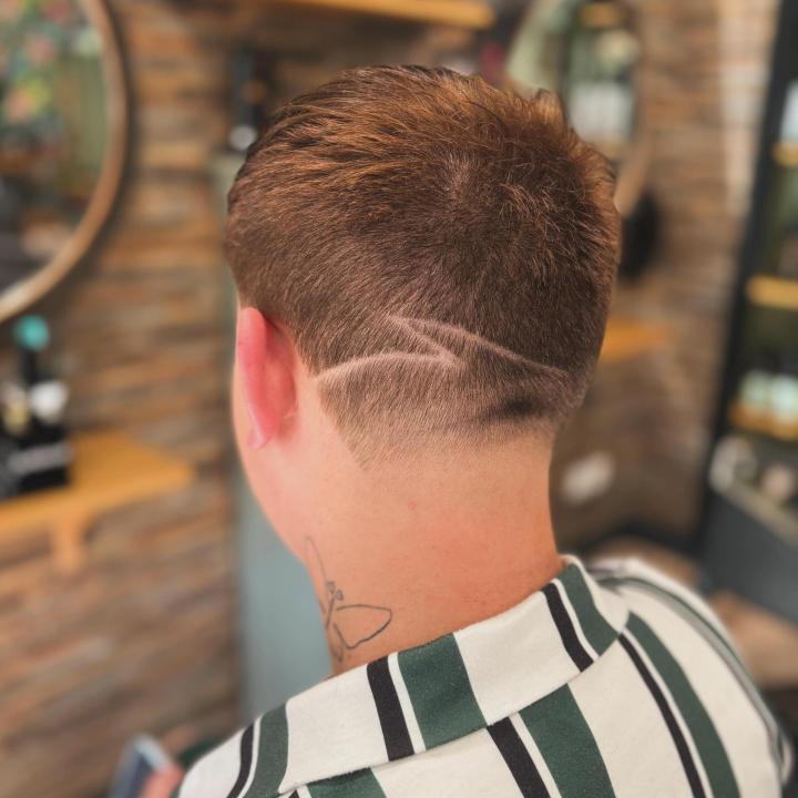 Nous réalisons la coupe des cheveux, ainsi que la taille et l’entretien de la barbe.